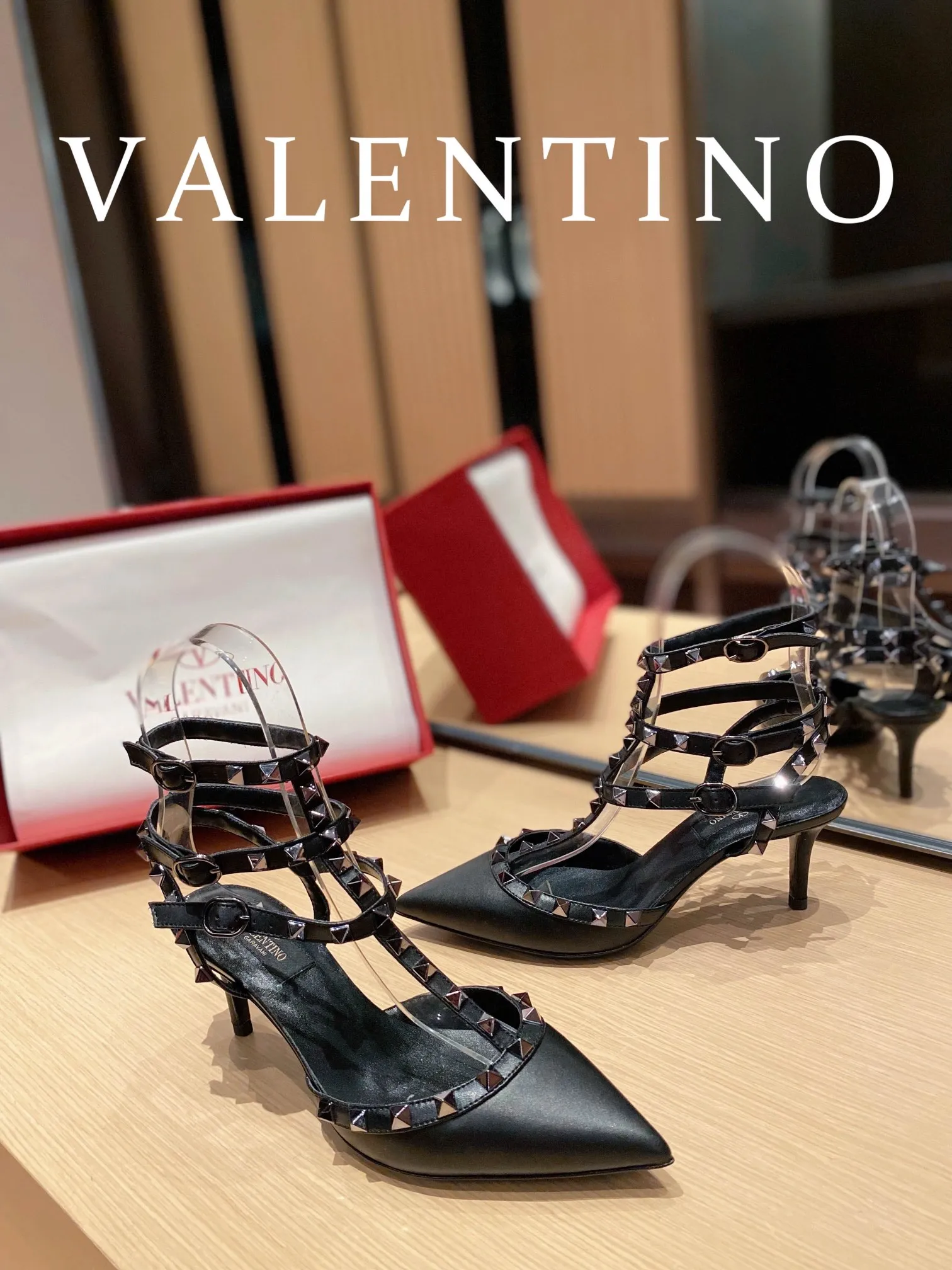 👟👟Ex-factory price 560👟👟 Women's shoes, women's clothing 𝙑𝙖𝙡𝙚𝙣𝙩𝙞𝙣𝙤/Valentino𝙑𝙏 🎁Latest colors😍ʚ😊ɞ has been an Italian national treasure brand since the 1960s. Timeless and deeply rooted in people's hearts❤ Never out of date. One of the must-have items 〰 ɪɴѓᴏʀᴍᴀᴛɪᴏɴ 〰♡ There are many colors for you to choose from💝Original molded electric rivets (non-oxidized) High-end customized imported cowhide➠Mirror patent leather❗️Details in place🆚Exclusive color card💯Comfortable sheepskin lining✅Imported Italian leather outsole🇮🇹 Size: 35-39 (34.40.41.42) Also customized♡♡ Heel height: ➠6.5cm